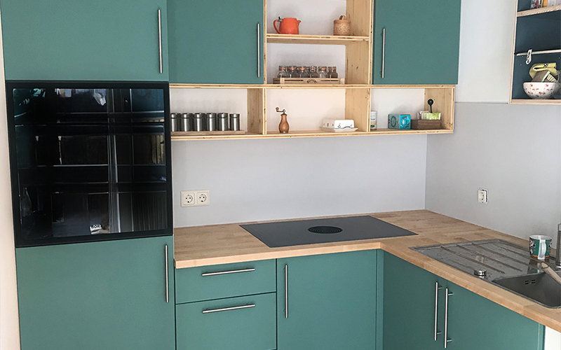 Moderne Küche mit Holzdetails