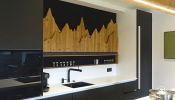 Individuelle Küche mit Holzelement als Dekoration