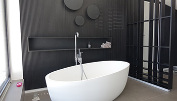 Individuelles, modernes Bad mit Badewanne