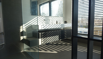 Individuelles, modernes Bad mit Badmöbeln